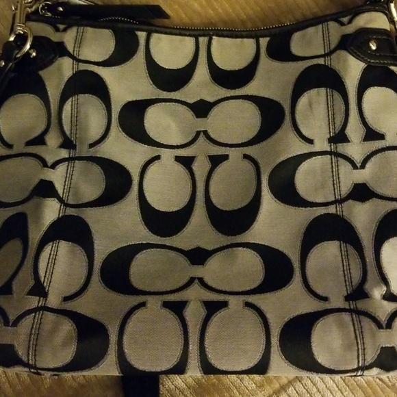 👜 Coach Black & Gray 🖤 - Picture 7 of 8